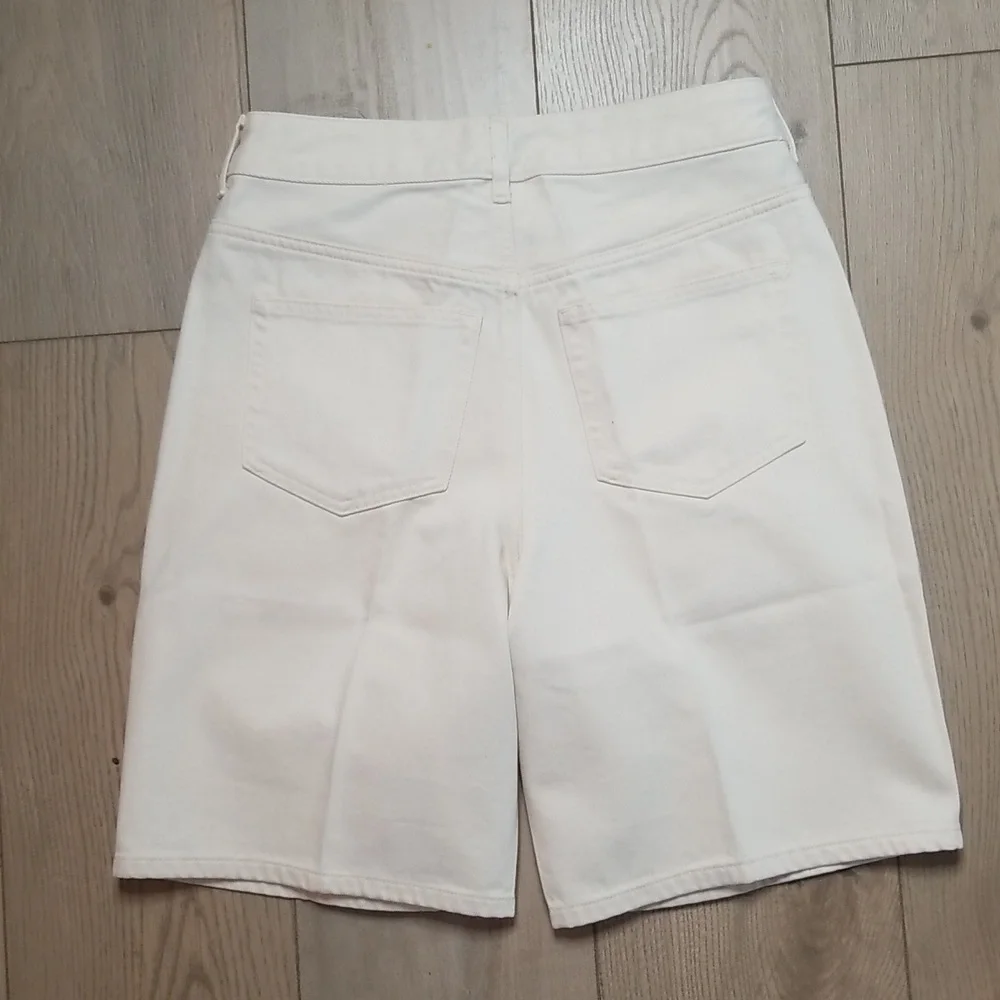 J.CREW Women's Mid length shorts in ecru sz 25 NWT